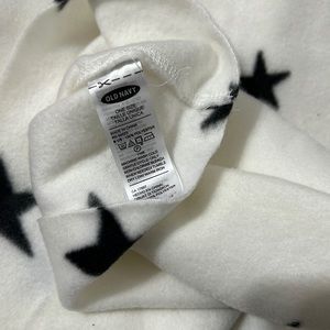 Neverworn old navy scarf, it could be a kids scarf too.